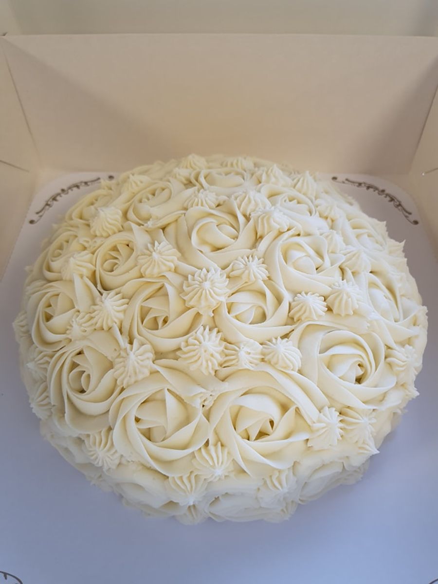 Rosepyntet gulrotkake, rund