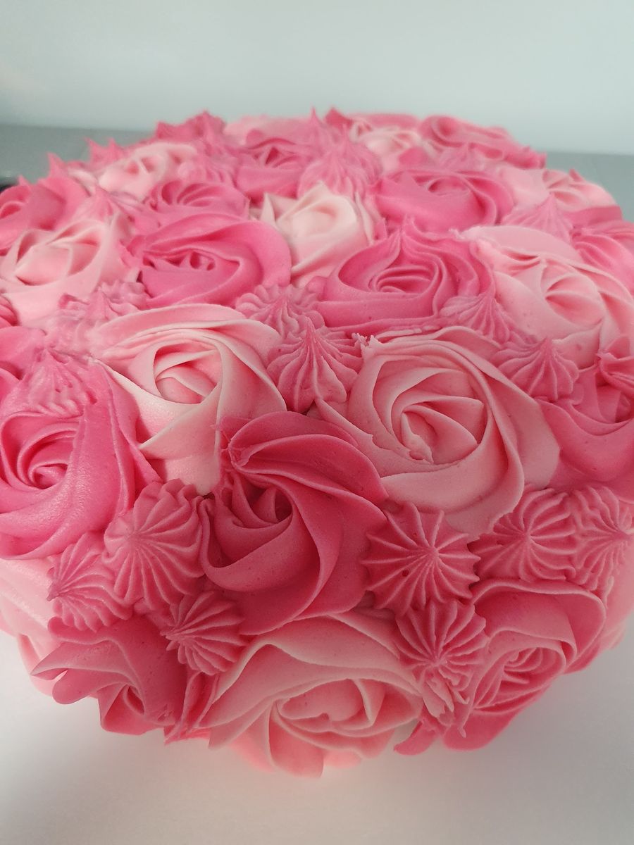 Rosepyntet gulrotkake, rund